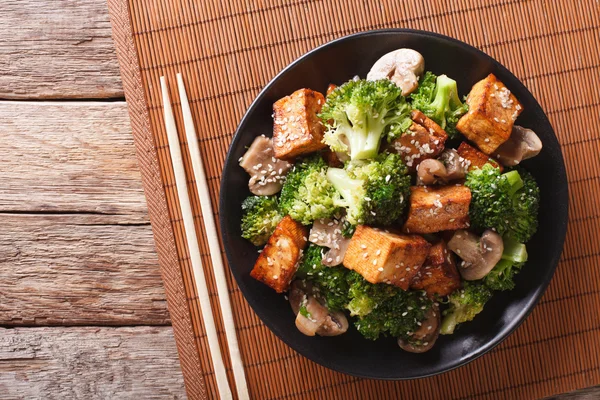 Salgueiro refogado legumes chineses misturados com tofu frito crocante . — Fotografia de Stock