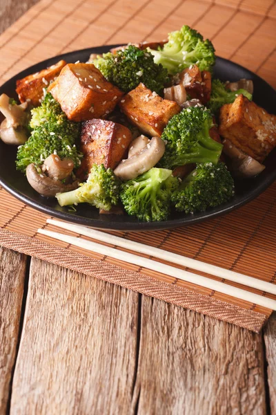 Соленые китайские овощи с хрустящим жареным тофу . — стоковое фото