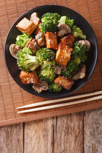 Savory sauteed mixed chinese vegetables with crispy fried tofu. — Stock Photo, Image