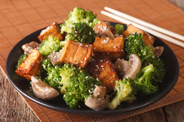 Salteado vegetariano: tofu con brócoli, champiñones y sésamo cl — Foto de Stock