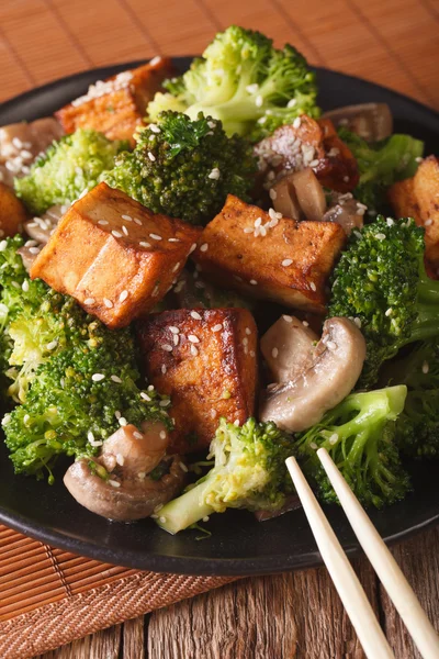 西兰花、 蘑菇和芝麻特写的油炸的豆腐。磨床 — 图库照片
