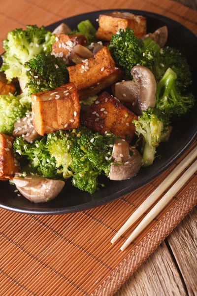 Smažené tofu s brokolicí, žampiony a sezam detail v asijských — Stock fotografie