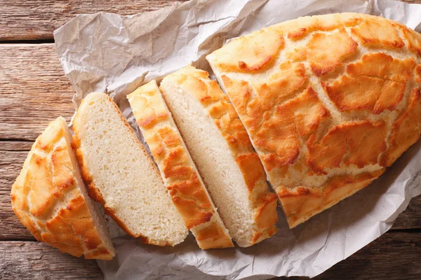 Голландская еда: Тигриный хлеб нарезанный крупным планом. Горизонтальный вид сверху — стоковое фото