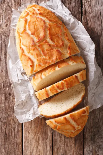 Nederlandse crunch brood gesneden close-up. Verticale bovenaanzicht, rustiek — Stockfoto