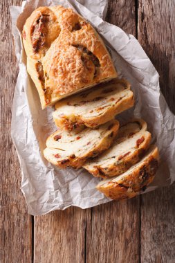 Dilimlenmiş ekmek peynir ve domuz pastırması ve kurutulmuş domates cl ile doldurulmuş