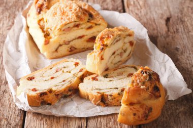 Peynir, pastırma ve kurutulmuş domates yakın çekim ile lezzetli ekmek. 