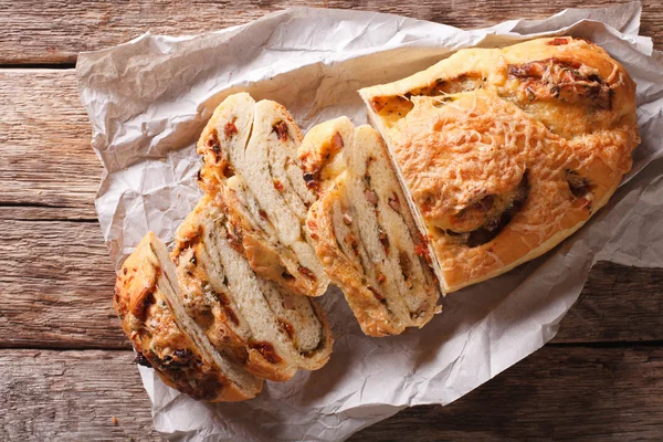 Pane a fette ripieno di formaggio e pancetta e pomodori secchi cl — Foto Stock