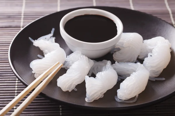 Nouilles Shirataki à la sauce soja et baguettes gros plan sur un pl — Photo