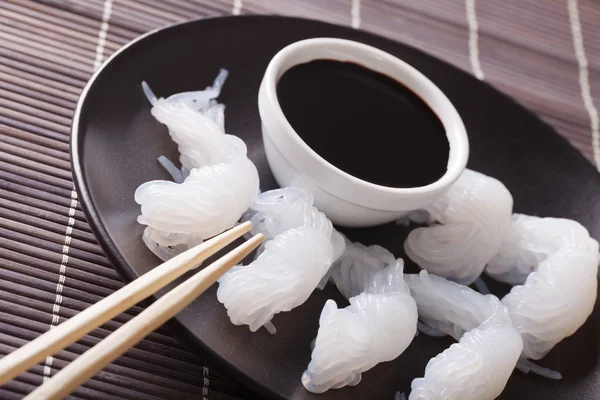 Nouilles diététiques Shirataki avec sauce soja en gros plan sur une assiette. hor — Photo