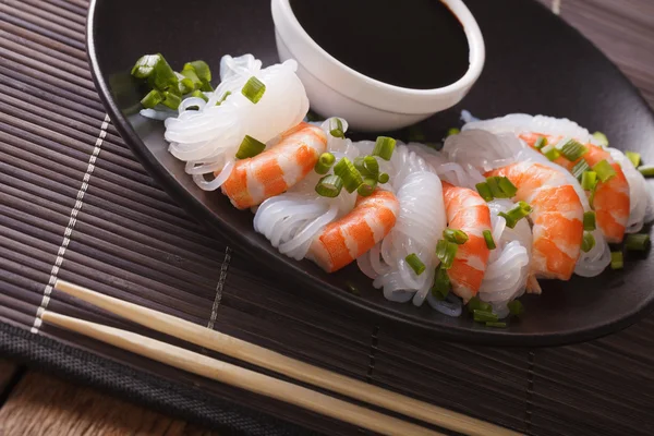 Diätkost: Shirataki mit Garnelen, Frühlingszwiebeln und Sojasauce — Stockfoto