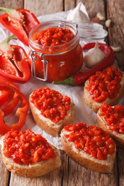 Çeşni (Ajvar), kavrulmuş kırmızı biber ekmek dilimleri üzerinde kapatın