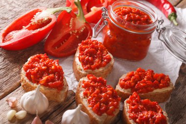 Tereyağı ve ajvar yakın çekim sandviçle. Yatay