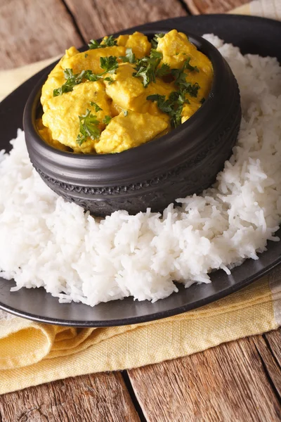 Frango Korma de coco e molho de creme servido em um arroz. Verti. — Fotografia de Stock