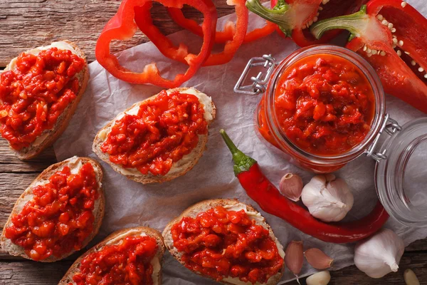 Aperitivo ajvar de pimientos con ajo de cerca. Horizontal a —  Fotos de Stock