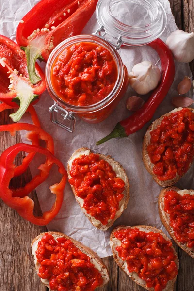 Apéritif ajvar de poivrons avec ail gros plan. Top vertical — Photo