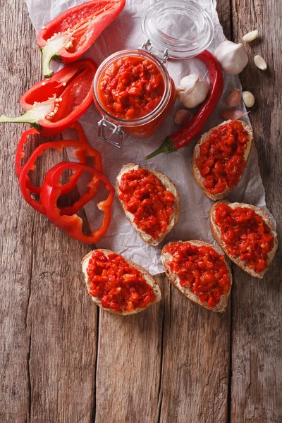 Ajvar - delicioso prato de pimentão vermelho, cebola e alho closeup — Fotografia de Stock