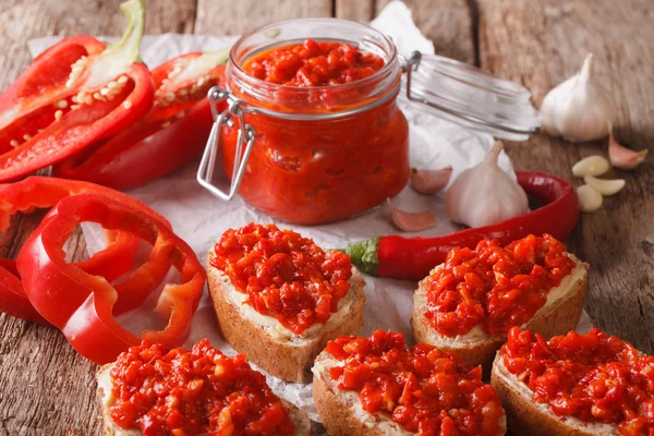 Voorgerecht ajvar van paprika's met knoflook close-up. horizontale — Stockfoto