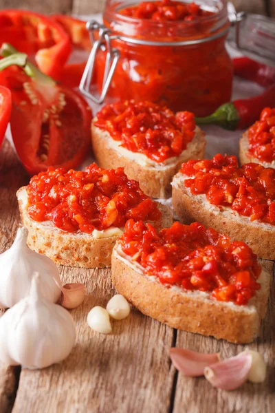 Foco seletivo no ajvar em closeup de pão de grão integral. Verti. — Fotografia de Stock