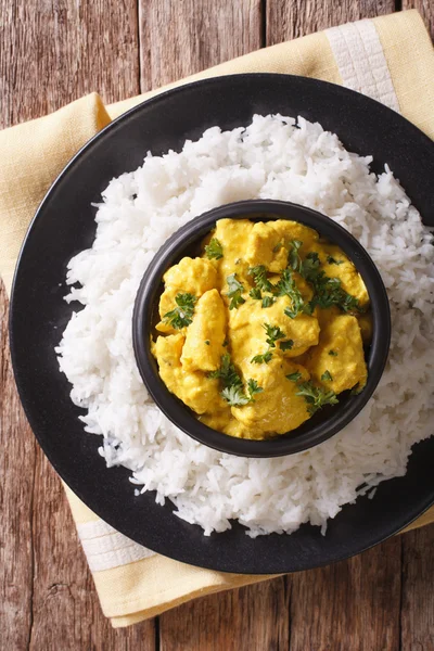 Cozinha indiana: Frango Korma em molho de coco e arroz basmati . — Fotografia de Stock