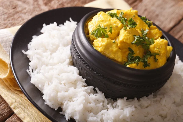 La comida india es pollo Korma con un plato de arroz basmati cl —  Fotos de Stock