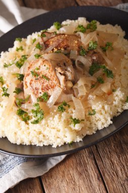 Senegalli mutfağı: Yassa kuskus ile tavuk ve soğan kapatın