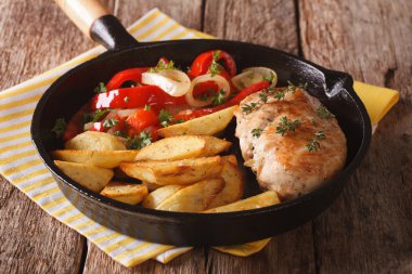Patates ve biber clos bir salata ile kavrulmuş tavuk göğsü