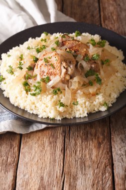Poulet Yassa soğan ile Komposto ve kuskus clos ile süslenmiş