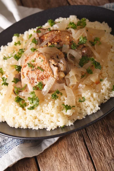 Senegalli mutfağı: Yassa kuskus ile tavuk ve soğan kapatın