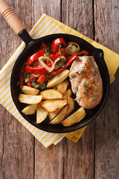 Roasted chicken breast with potatoes and a salad of peppers clos — Stock Photo, Image
