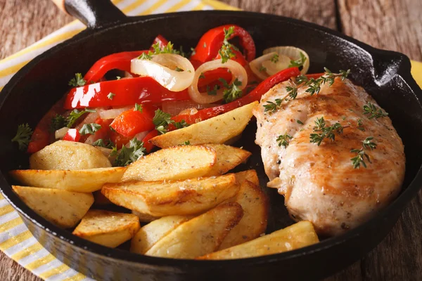 Frango picante com batatas fritas e salada quente de clos pimentas — Fotografia de Stock