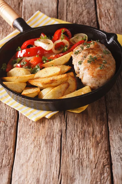 Geroosterde kipfilet met aardappelen en een salade van paprika clos — Stockfoto