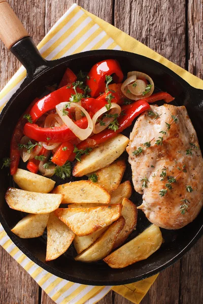 Pittige kip met gebakken aardappelen en warme salade van paprika clos — Stockfoto