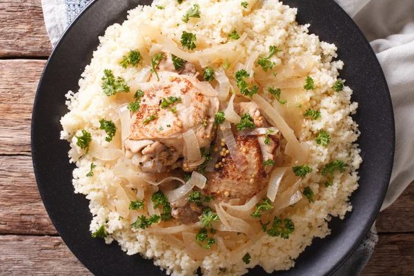 Senegalese cuisine: chicken Yassa with couscous and onions close — Stock Photo, Image