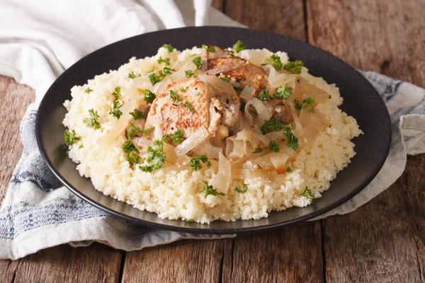 Comida africana saborosa: Frango Yassa com cebola e cuscuz perto — Fotografia de Stock