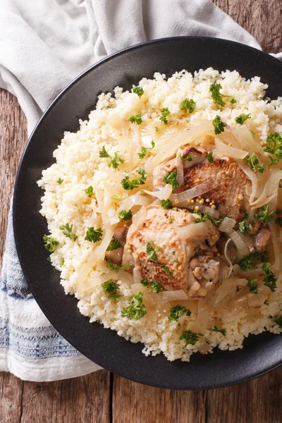 Yassa ayam direbus dengan bawang direndam dan couscous closeup . — Stok Foto