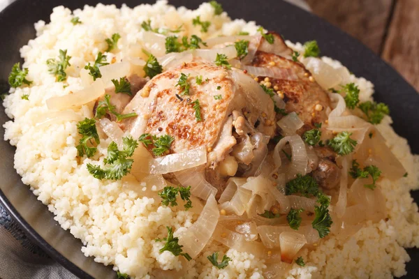 Traditional African food: poulet Yassa with onion and couscous m — Stock Photo, Image