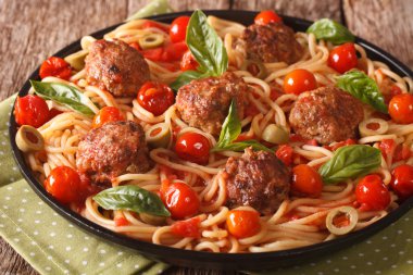 İtalyan yemeği: köfte ve domates sosu closeup spagetti 