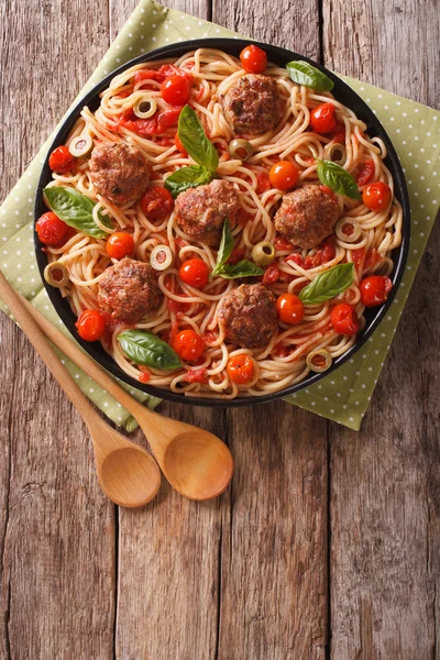 Würzige Pasta mit Frikadellen, Oliven, Basilikum und Tomatensauce schließen — Stockfoto