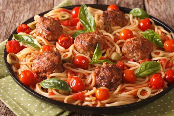 Italian food: spaghetti with meatballs and tomato sauce closeup — Stock Photo, Image