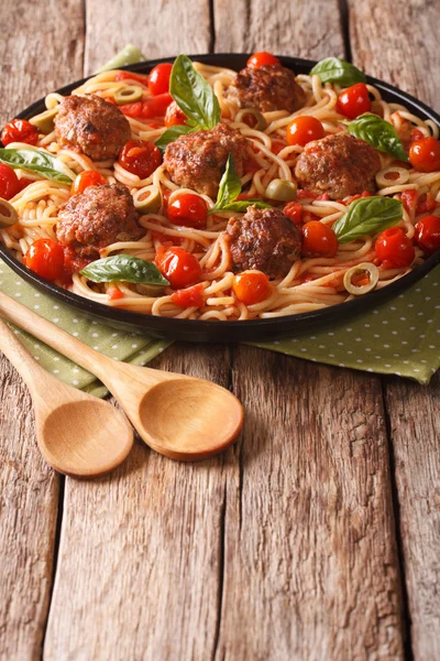Esparguete caseiro com almôndegas e molho de tomate close-up em um — Fotografia de Stock