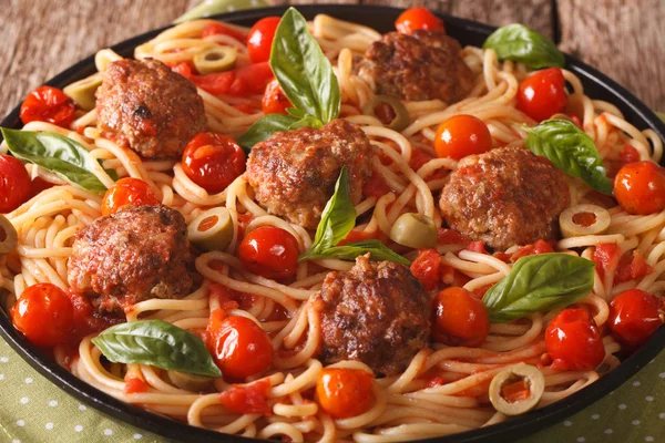 Italian spaghetti with meatballs, olives, basil and tomato sauce — Stock Photo, Image