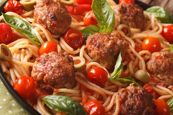 Spaghetti with meatballs, olives and tomato sauce macro. horizon — Stock Photo, Image