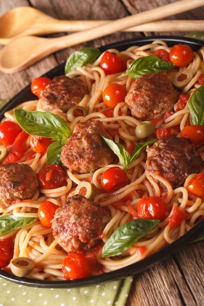 Pasta spaghetti with meatballs, olives and tomatoes close-up. ve — Stock Photo, Image
