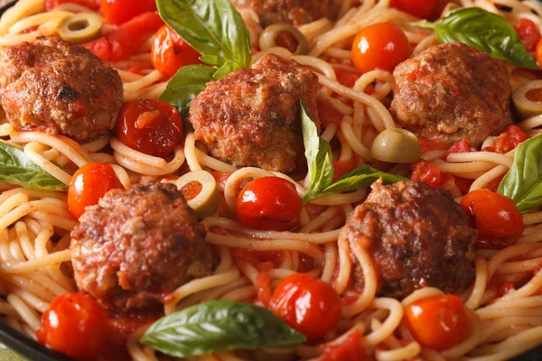 Фон питания: спагетти с фрикадельками и томатным макро. hori — стоковое фото