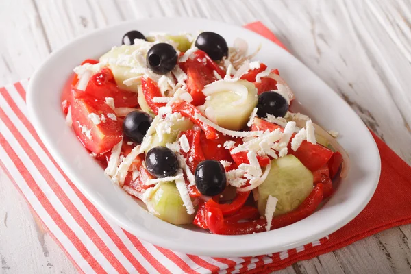 Salada búlgara saborosa de legumes frescos com queijo feta fechar — Fotografia de Stock