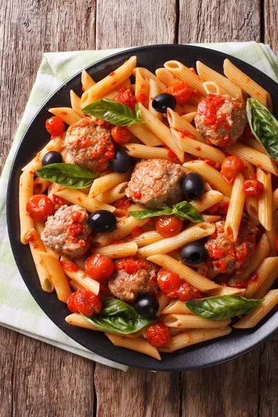 Итальянская кухня: Паста с фрикадельками, оливками и томатным соусом — стоковое фото