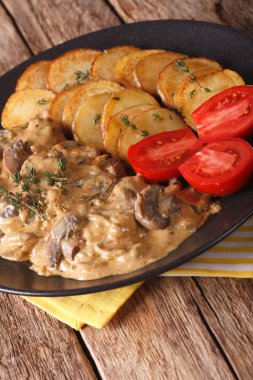 Biftek mantar ve kızarmış patates yakın çekim. dikey