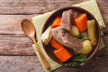 Lezzetli Pot-au-feu işkembe çorbası sebzeli yakın çekim bir yay