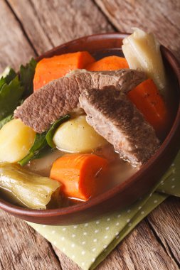 Fransız mutfağı Pot-au-feu çorba bir kapta kapatın. dikey