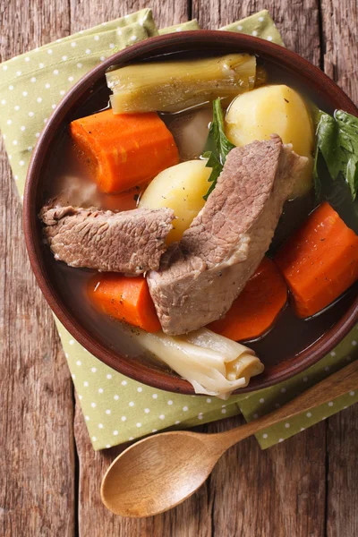 Soupe Pot-au-feu française dans un bol. Vue verticale du dessus — Photo